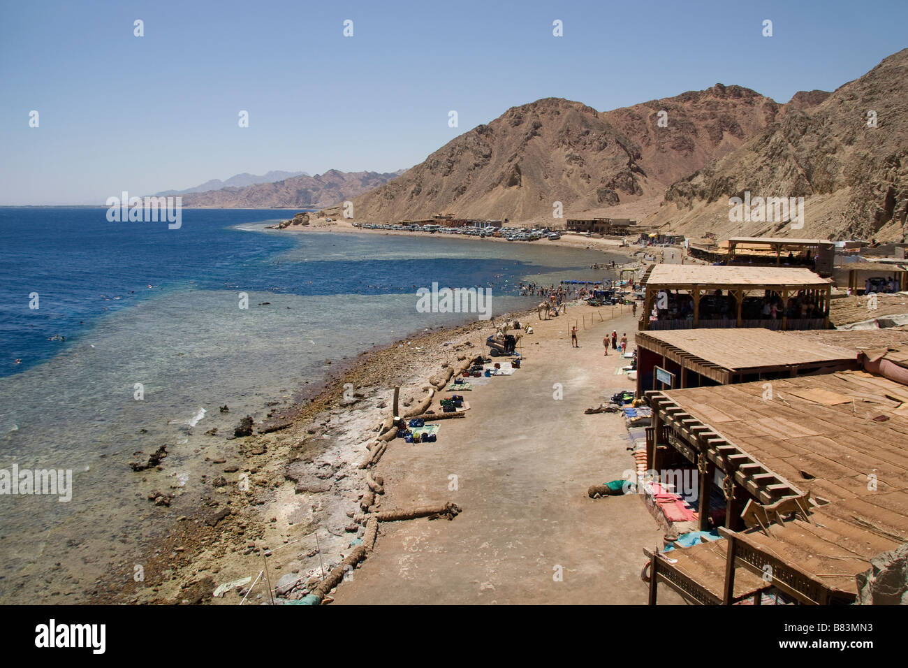 Vista aerea del Buco Blu, un popolari di immersione e snorkeling barriera corallina per i turisti a nord del Sinai resort di Dahab in Egitto Foto Stock