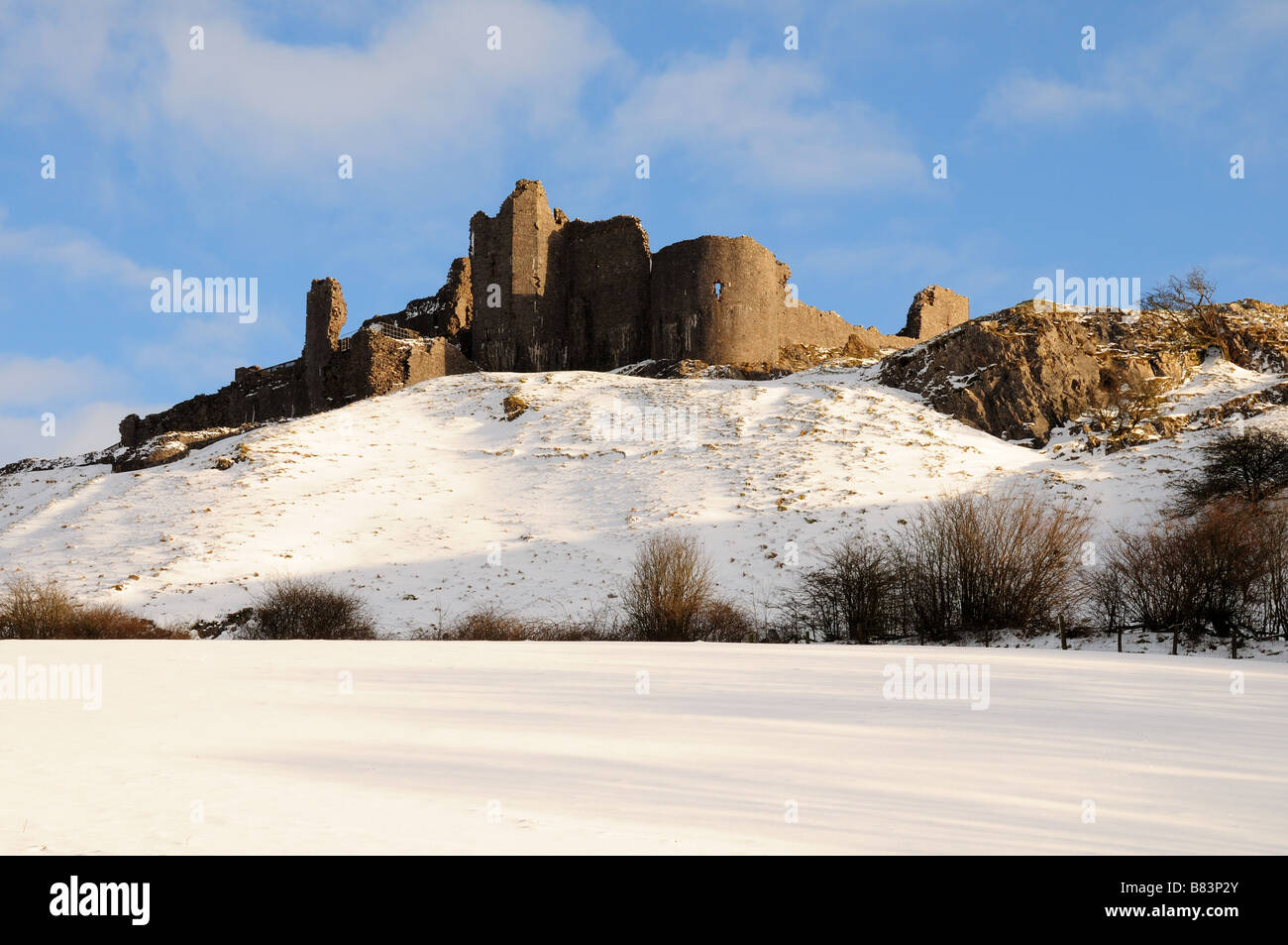 Coperta di neve Carreg Cennen Castle inverno sera trappola luminosa Llandeilo Galles Carmarthenshire Foto Stock