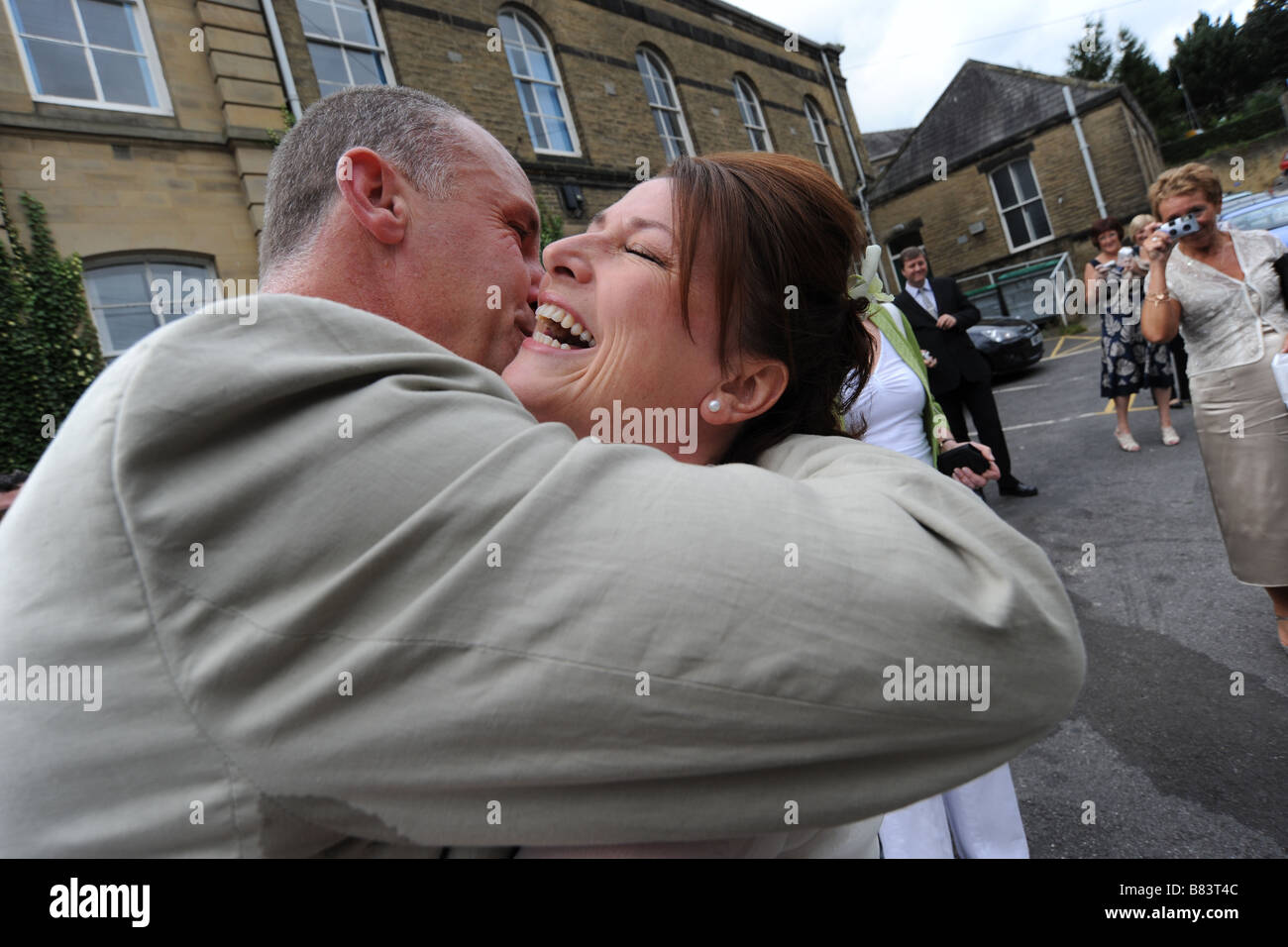 Coppia di novelli sposi abbracciando North Yorkshire Foto Stock