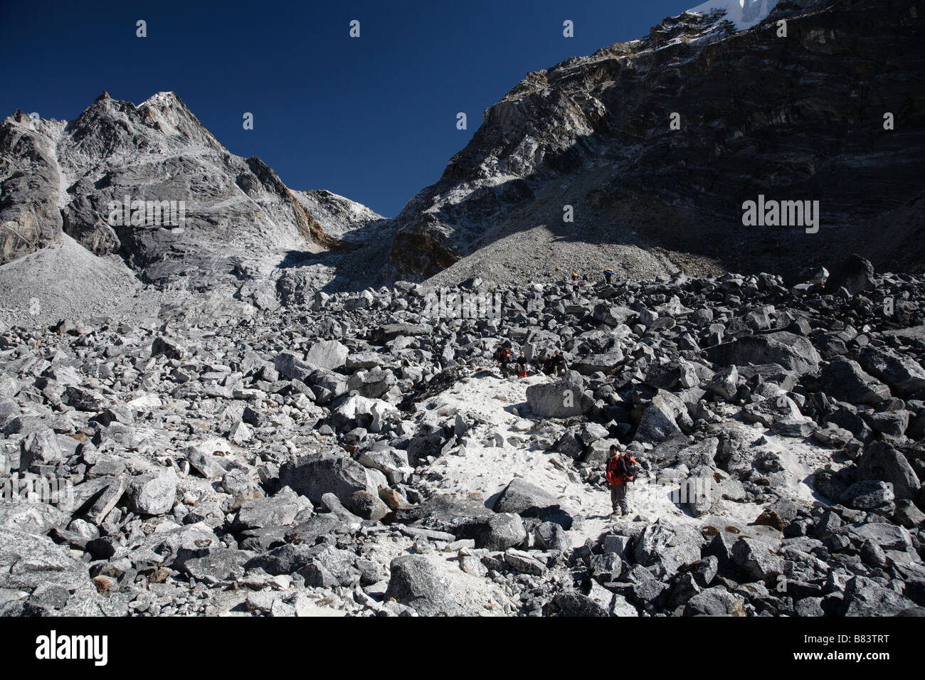 Campo di Boulder in salita fino a Cho La pass Foto Stock