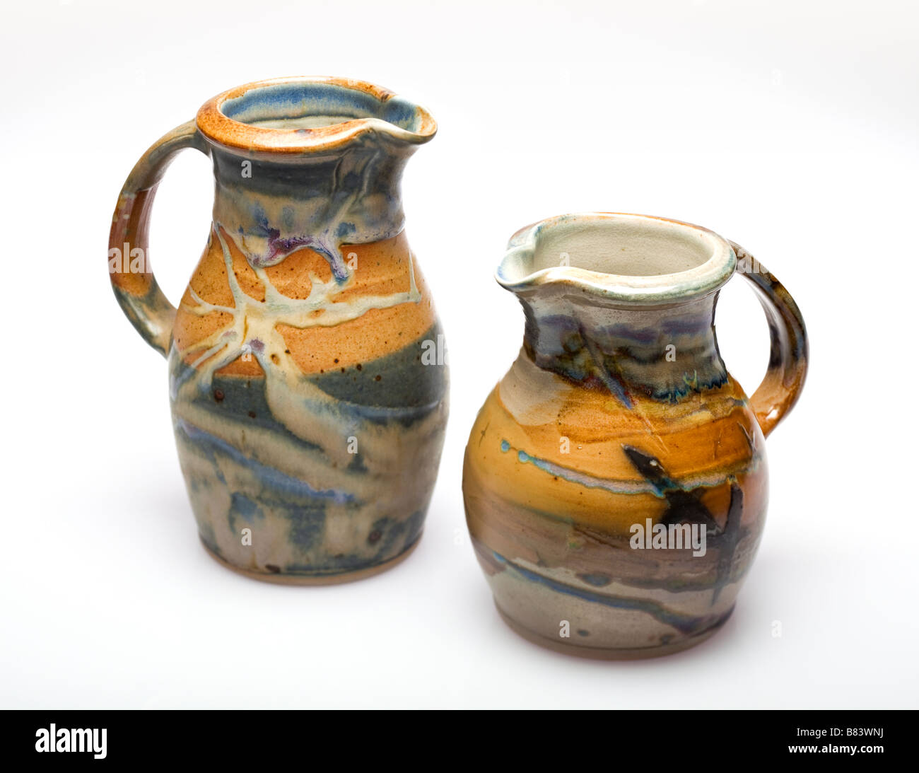 Due brocche realizzati dalla Edinbane ceramica sull'Isola di Skye in Scozia UK Foto Stock