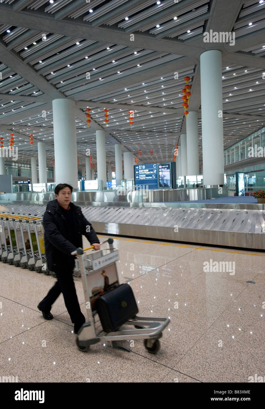 Interno della grande e moderna sala reclamo bagagli nel nuovo aeroporto di Pechino terminale 3 Cina 2009 Foto Stock