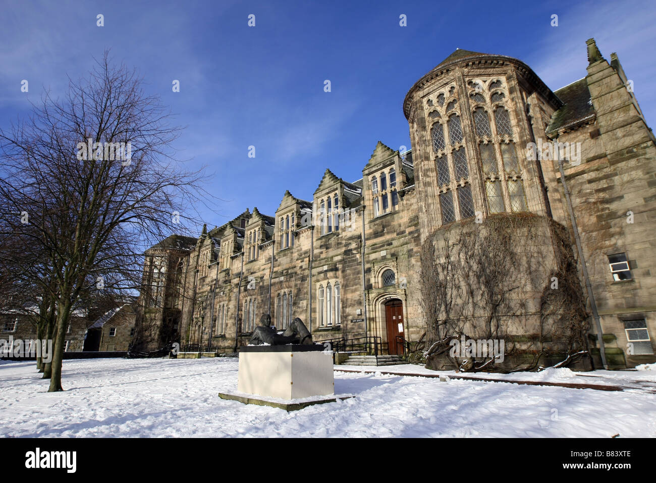 Il nuovo re building, presso l'università nella vecchia Aberdeen, Scozia, visto coperto di neve durante il periodo invernale Foto Stock