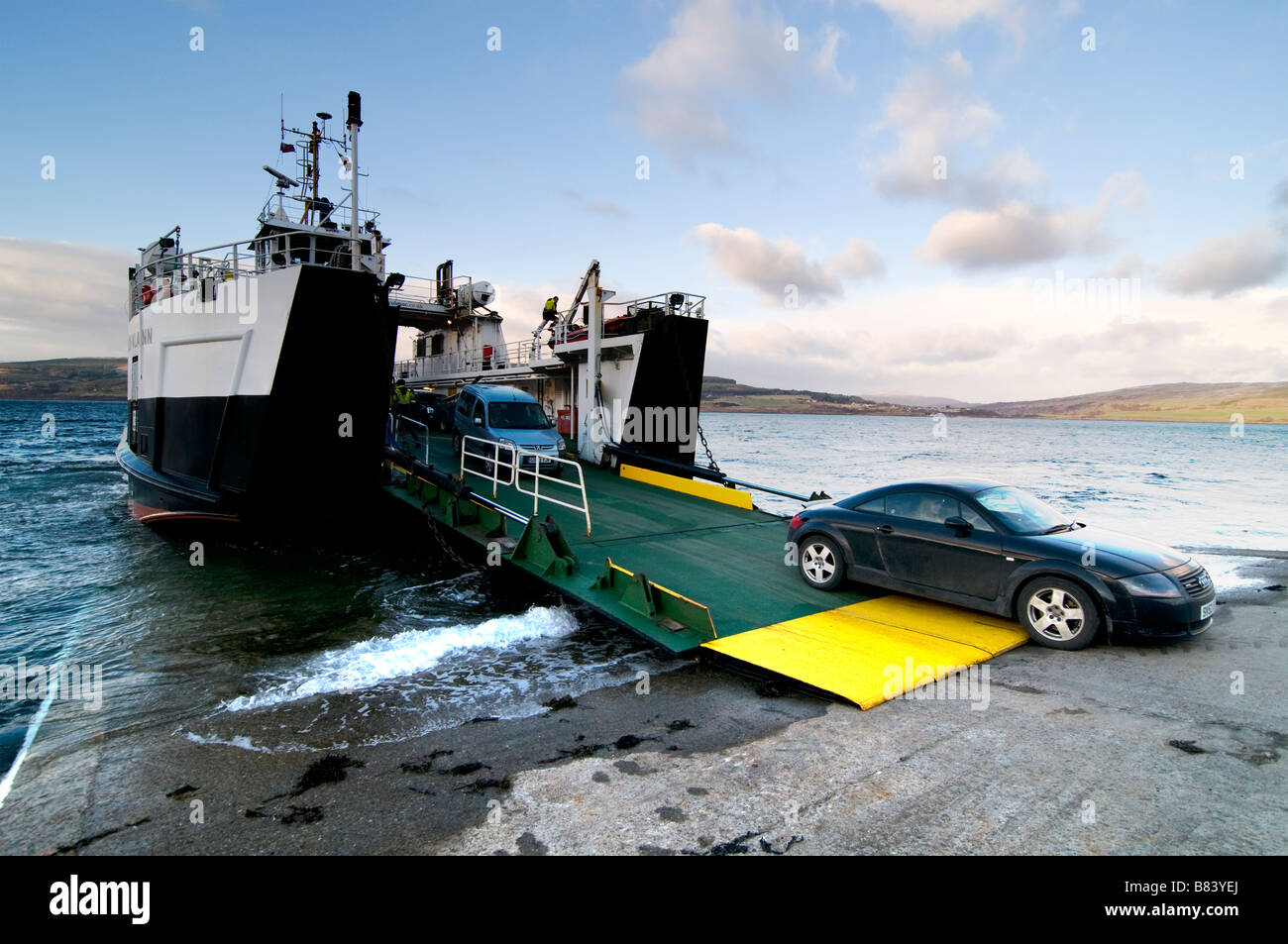 Vetture lo sbarco di caledonian macbrayne ferry a fishnish mull Foto Stock
