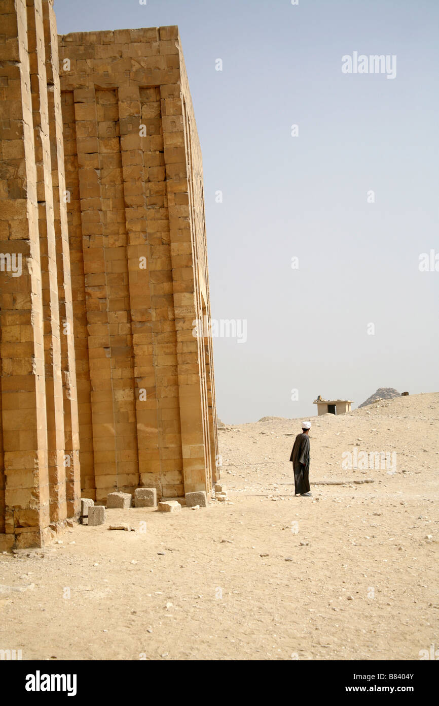 Saqqara una tomba con l'attesa guida araba Egitto Foto Stock