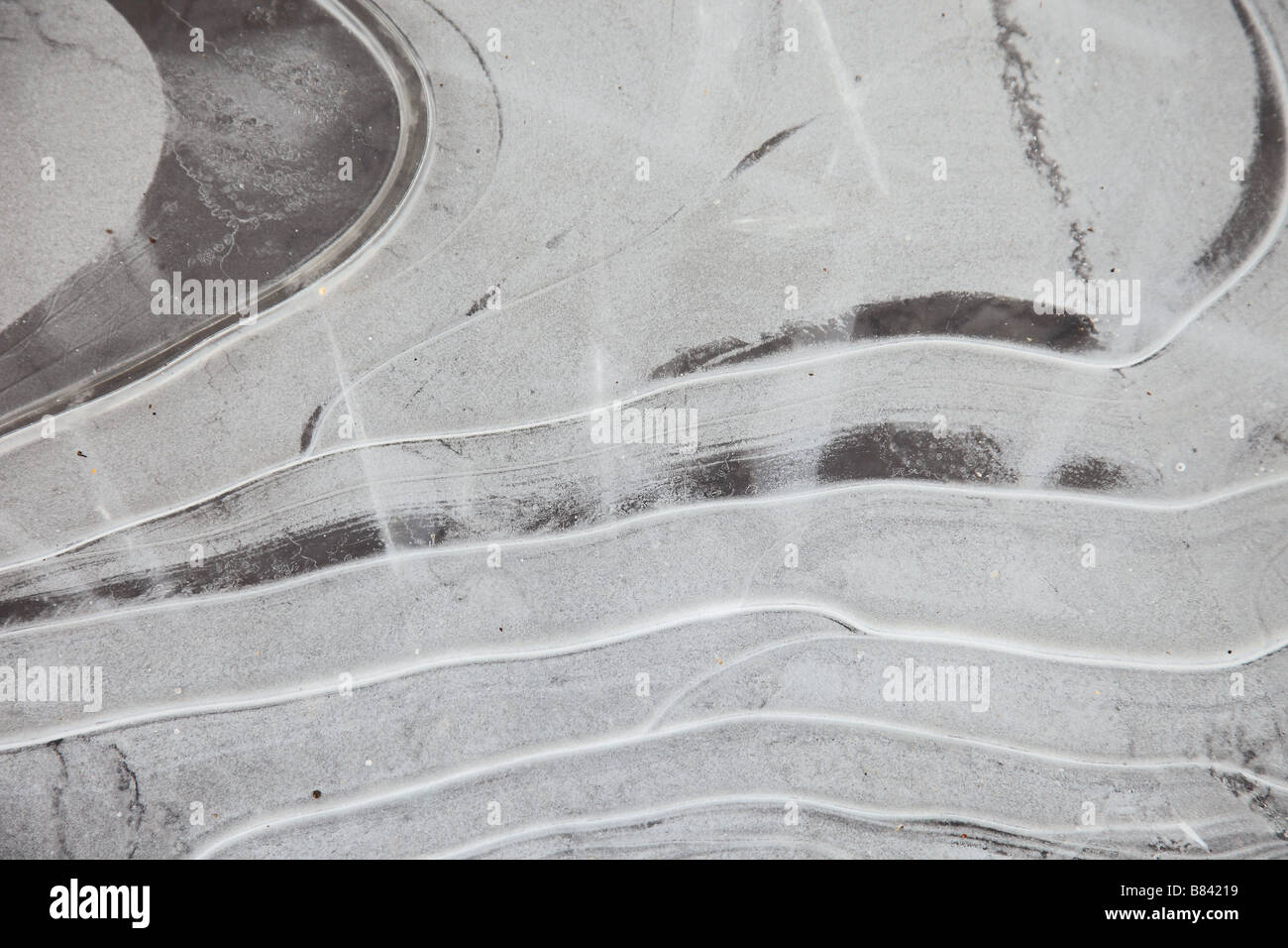 Modello di ghiaccio congelato sulla pozza d'acqua Foto Stock