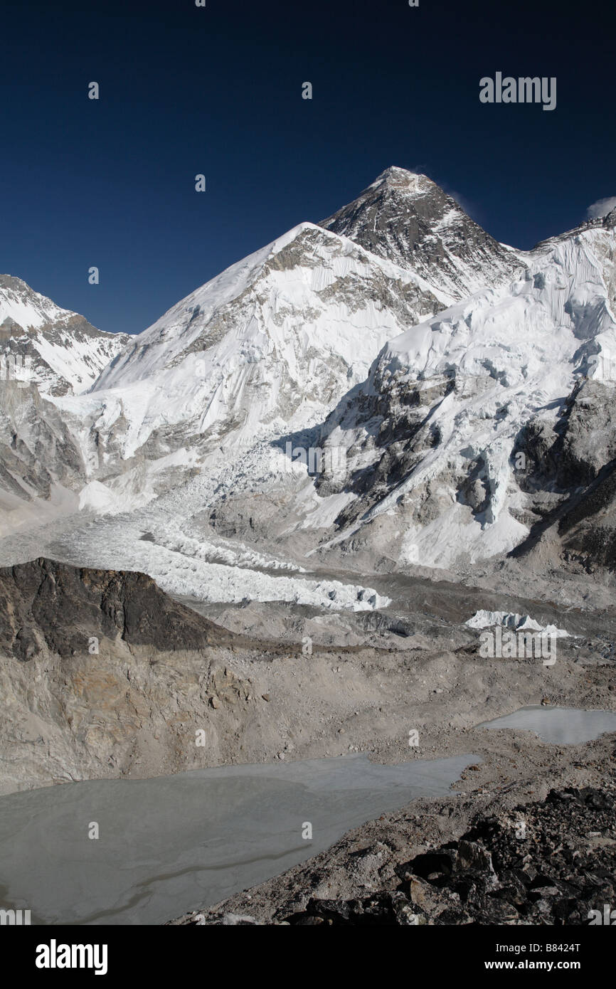 Vista del monte Everest e il ghiacciaio Khumbu dal vertice di Kala Patthar Foto Stock