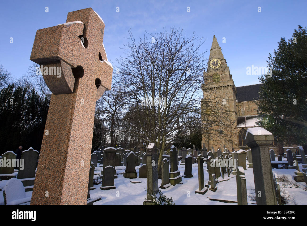 St Machar la cattedrale in Old Aberdeen, nella città di Aberdeen, Scozia, Regno Unito, che è una Chiesa di Scozia kirk ricoperta di neve Foto Stock
