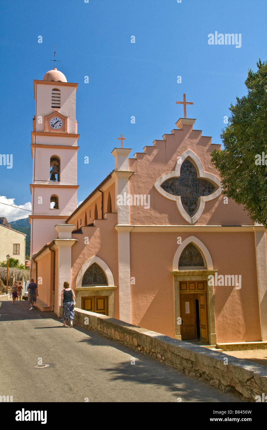 La chiesa del villaggio di Ota sull isola mediterranea della Corsica Foto Stock