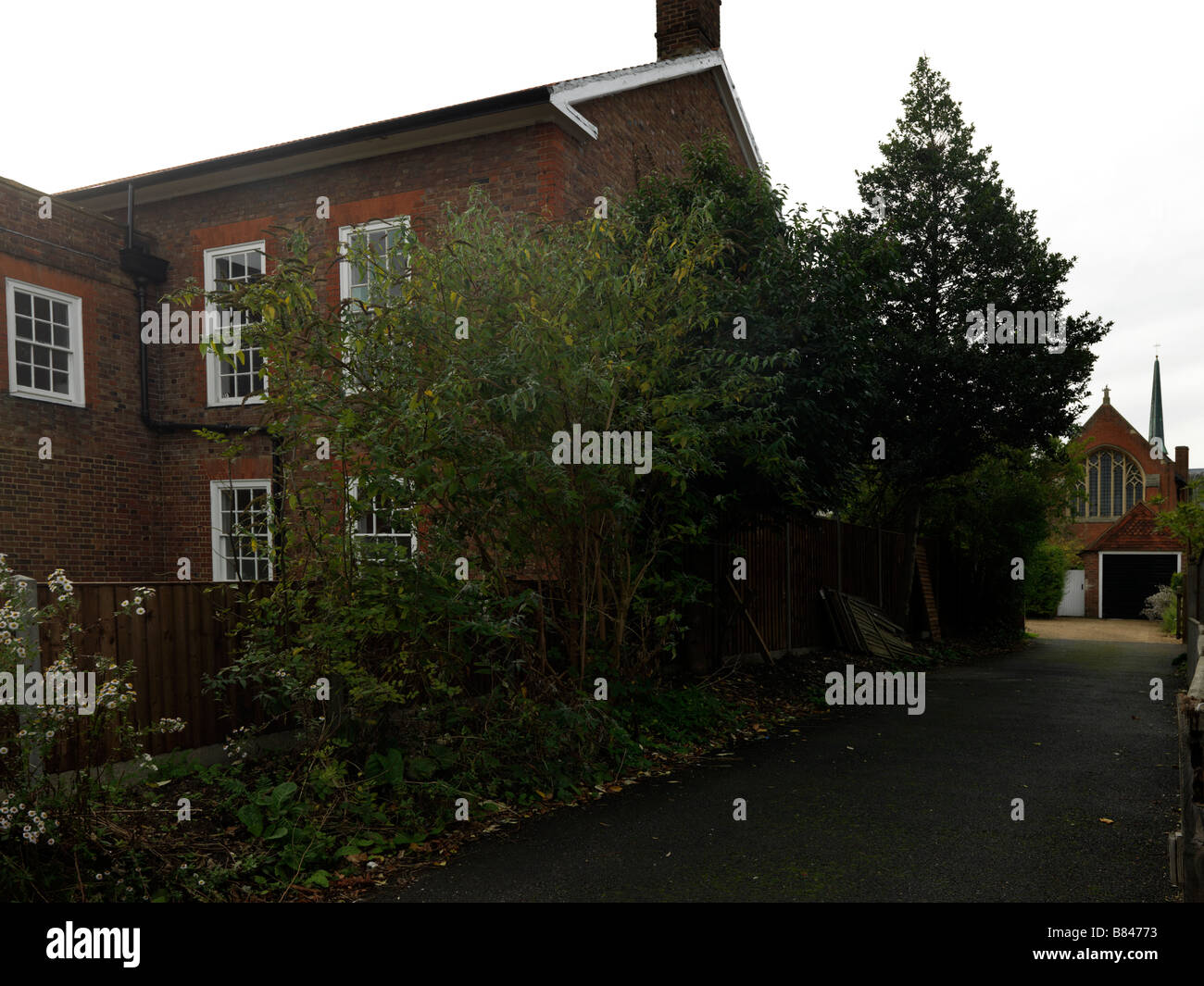 Nuova moschea nell'ex St Barnabus Church Hall Epsom Chiesa di Surrey England sul retro e Moschea presso il Anteriore Foto Stock