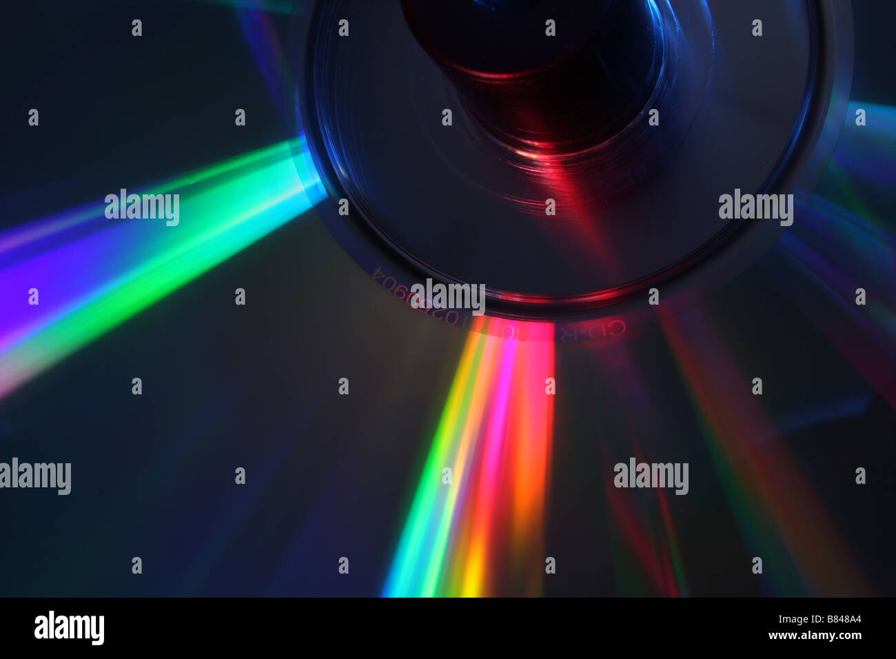 Pila di CD su un mandrino illuminata con Red e Blue studio lighting Foto Stock