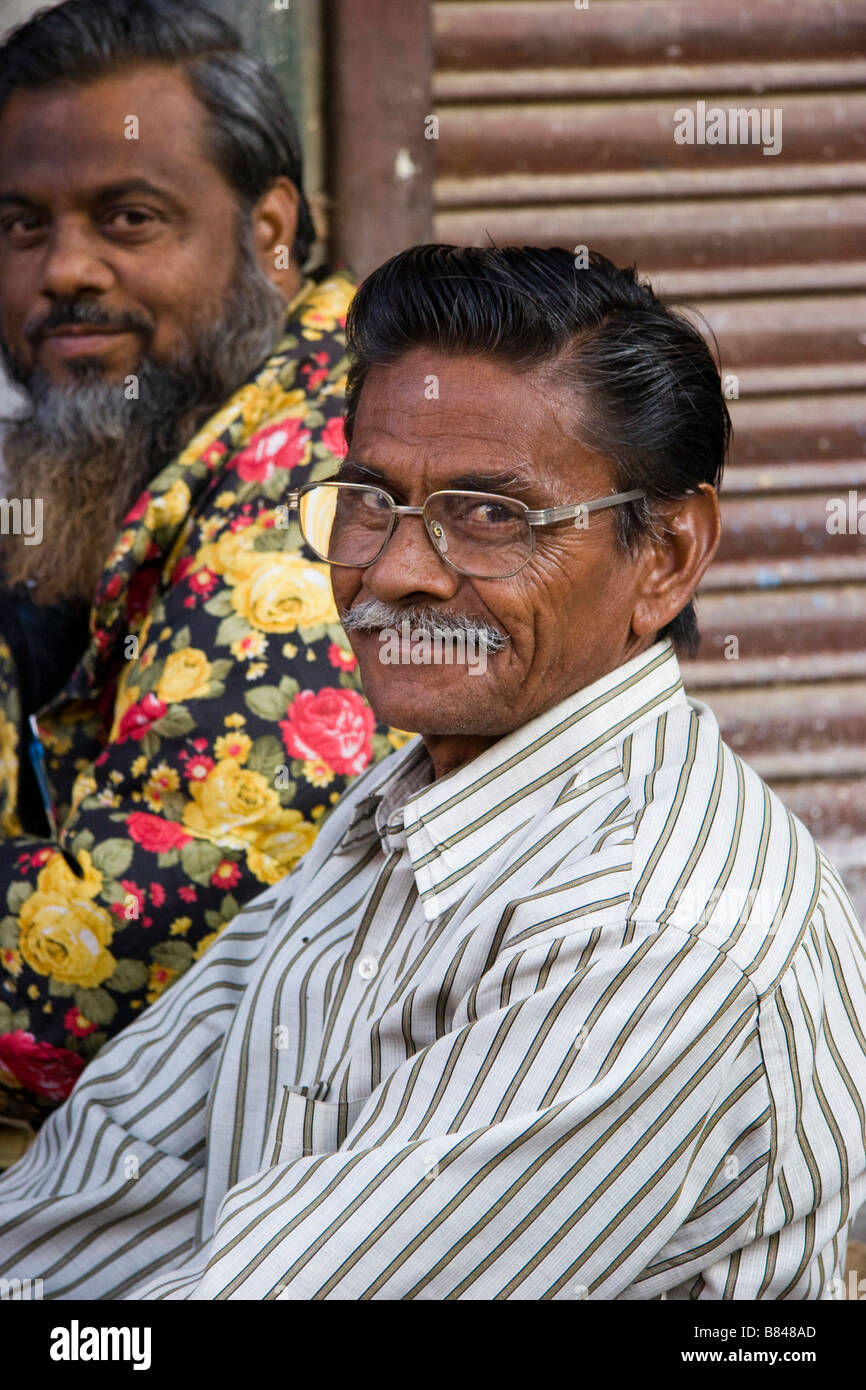 Uomo locale sorrisi seduta Bikaner Rajasthan in India Foto Stock