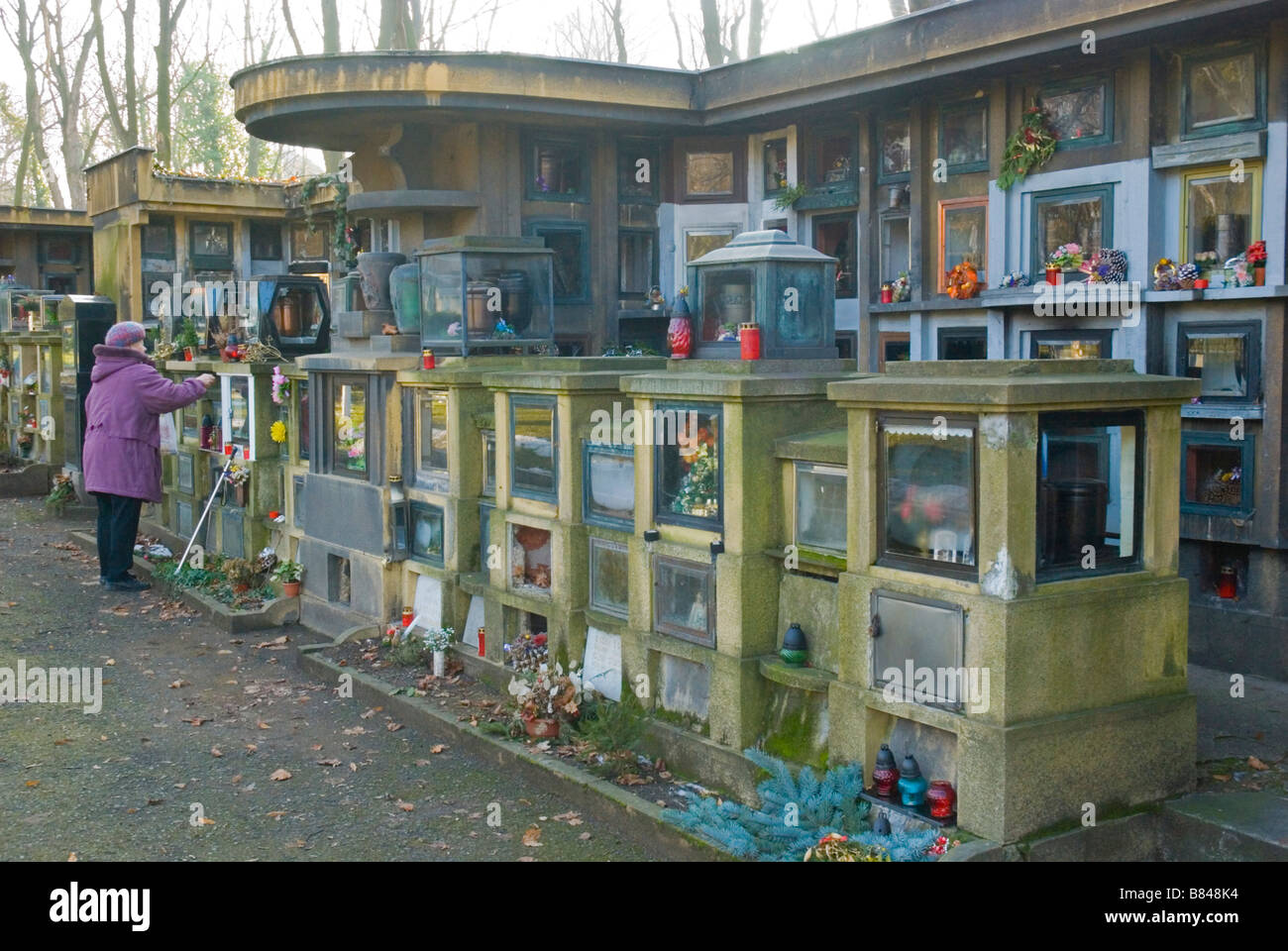 Vetrinette in vetro che contengono urne funebri e cimeli appartenuti a Vojensky hrbitov il cimitero militare nel quartiere di Zizkov in Pragu Foto Stock