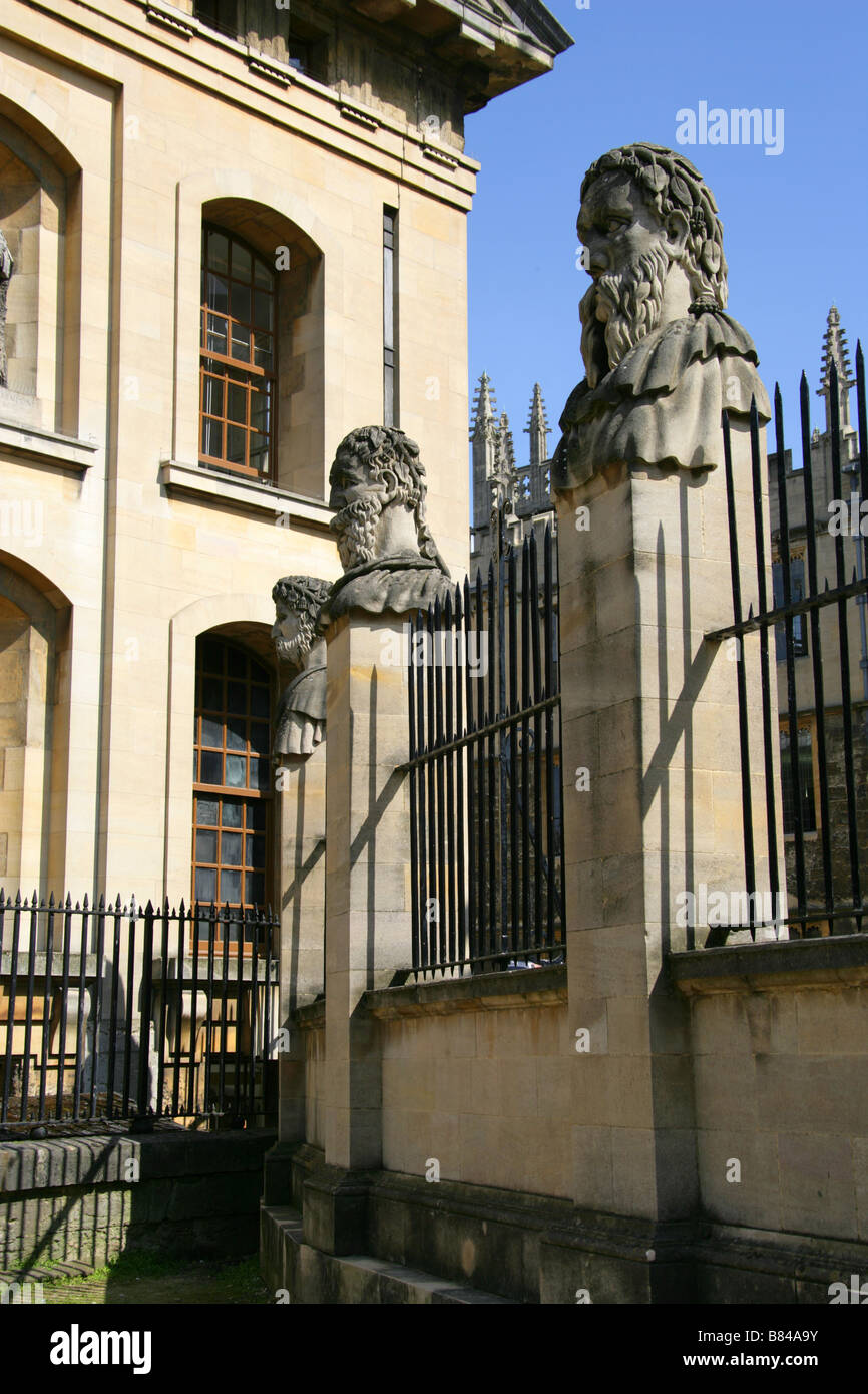 Statue al di fuori del Sheldonian Theatre, Università di Oxford, Oxford, Oxfordshire, Regno Unito Foto Stock