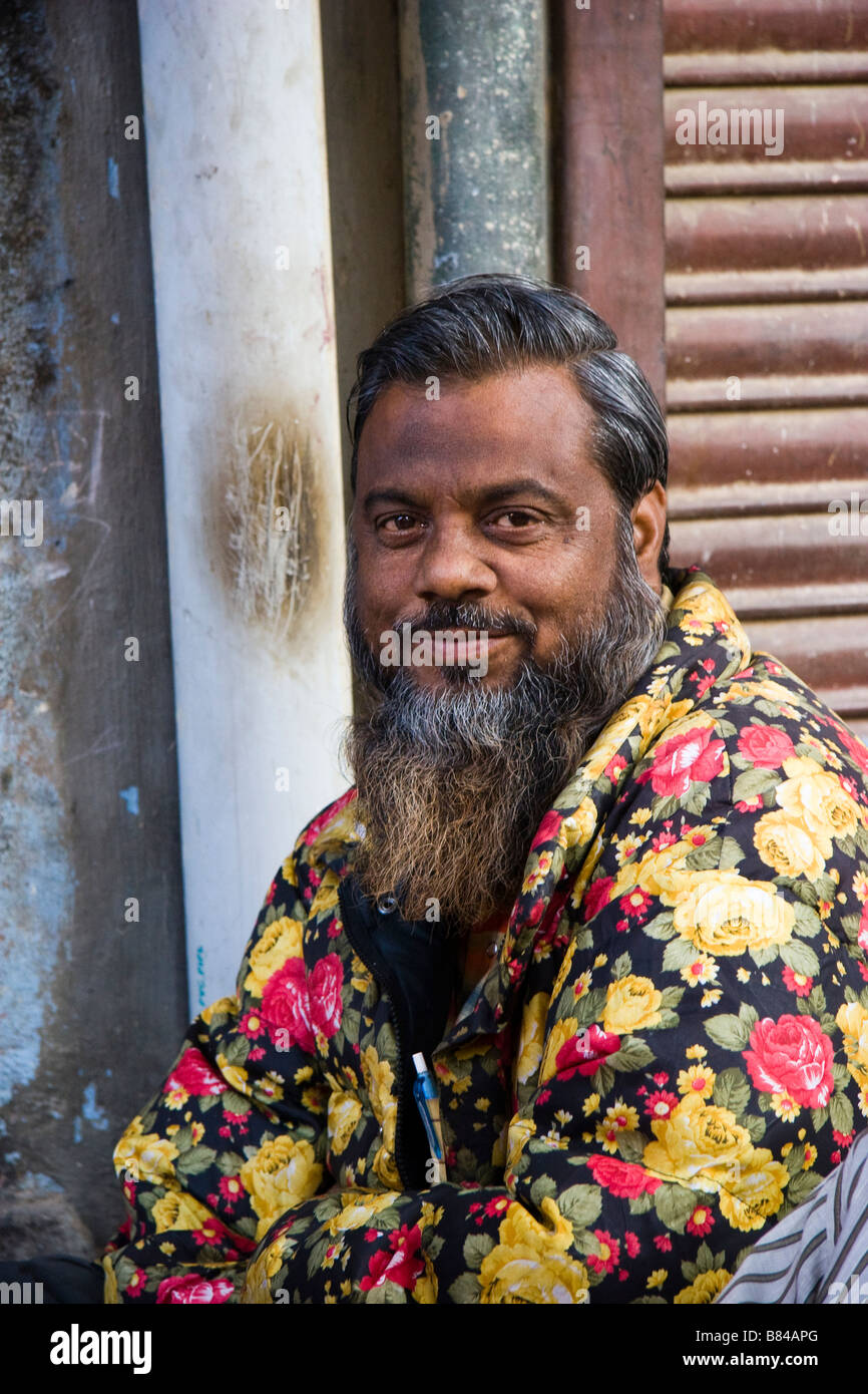 Uomo locale sorrisi seduta Bikaner Rajasthan in India Foto Stock