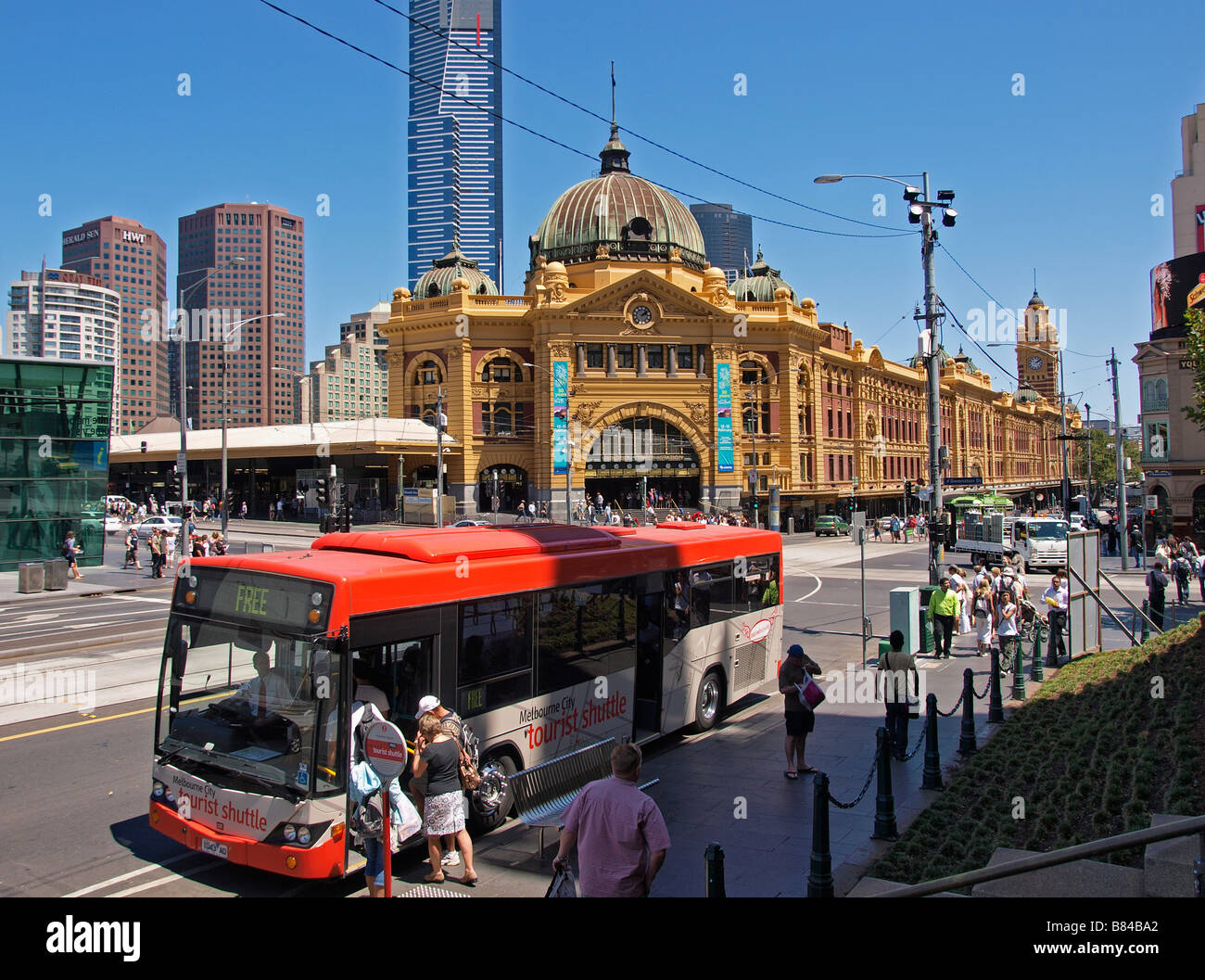 Città di MELBOURNE la Navetta Turistica parcheggiata fuori St Peters di fronte la Flinders Street Stazione ferroviaria Victoria Australia Foto Stock