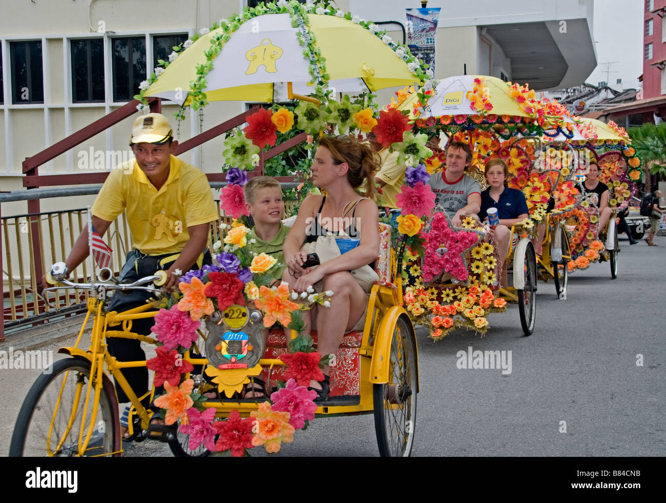 Malacca Malaysia fiore fiori decorateted tricicli rickshaw pedicab Foto Stock