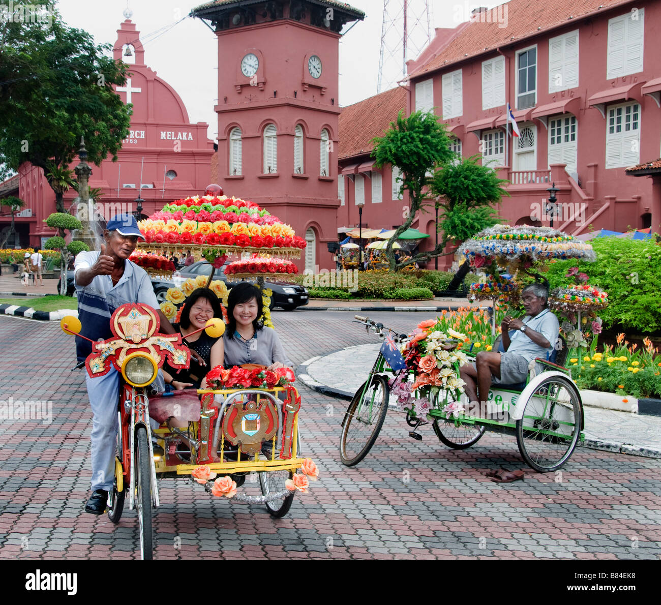 Malacca Malaysia fiore fiori decorateted tricicli rickshaw pedicab Chiesa di Cristo Foto Stock