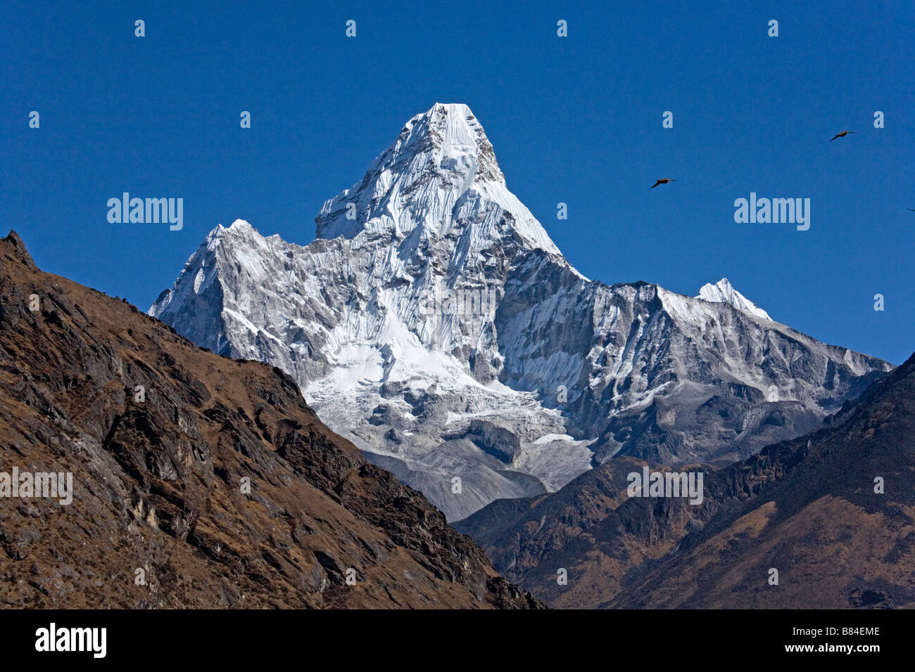 Majestic Mountain come visto Mt Amadablam nella regione di Khumbu Everest valley Sito Patrimonio dell'umanità Parco nazionale di Sagarmatha Il Nepal Foto Stock