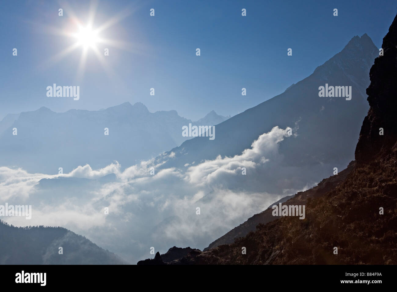 New Scenic 5 posti di nuvole oltre il mare brillante Tengboche area nella regione di Khumbu valle Everest Nepal Foto Stock