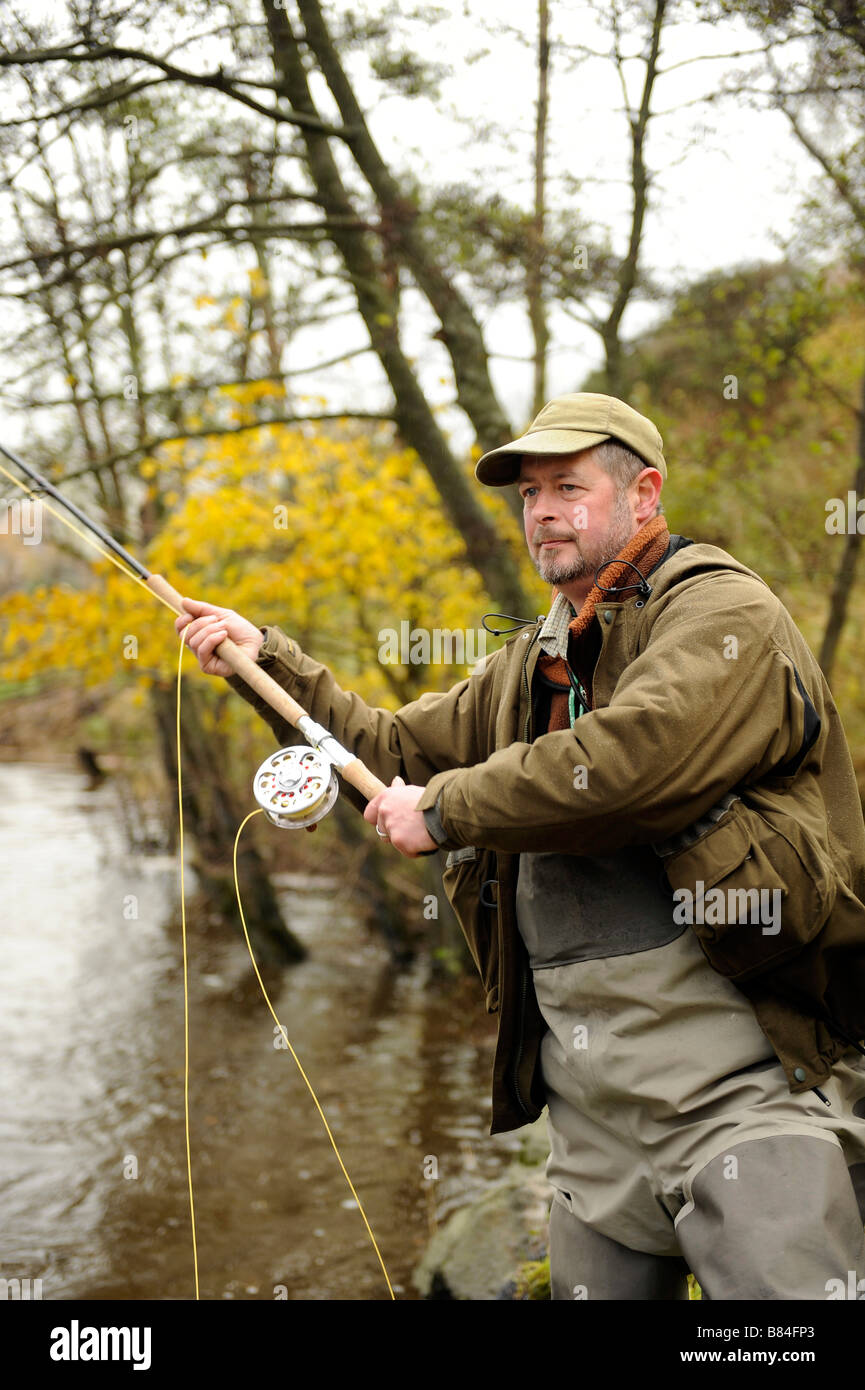 La pesca a mosca sul battito Horseburgh fiume Tweed Scozia Scotland Foto Stock