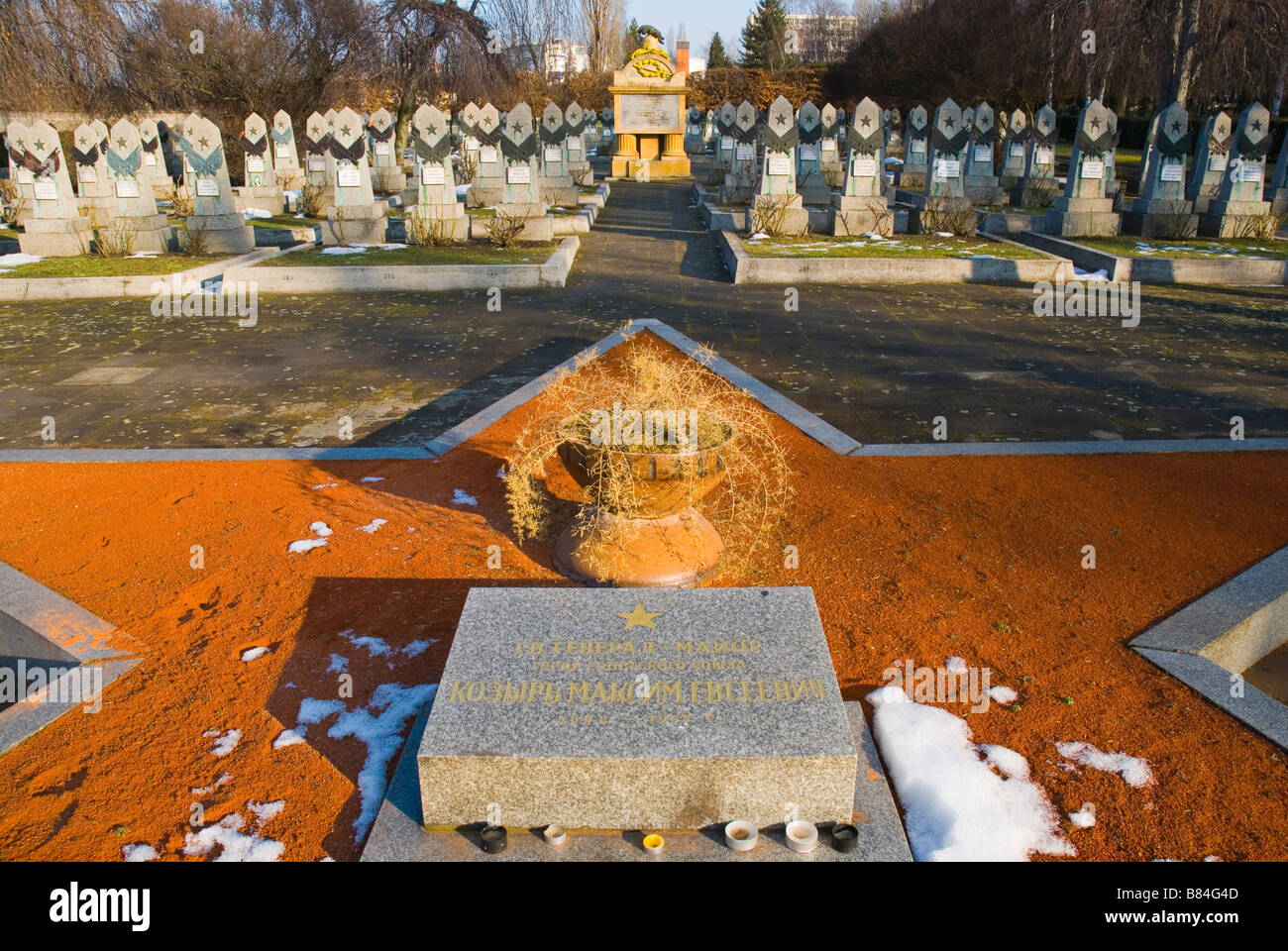 Tombe di soldati russi al Monumento per le vittime della insurrezione di Praga nel quartiere di Zizkov a Praga Foto Stock