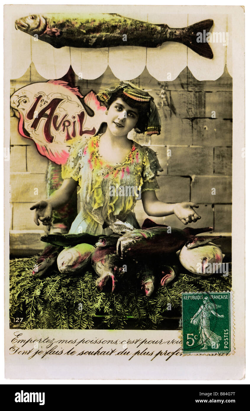 Il giorno dello sciocco di aprile / Pesce d'aprile - inizio Novecento in  stile tradizionale francese cartolina raffigurante una donna tenendo il  pesce Foto stock - Alamy