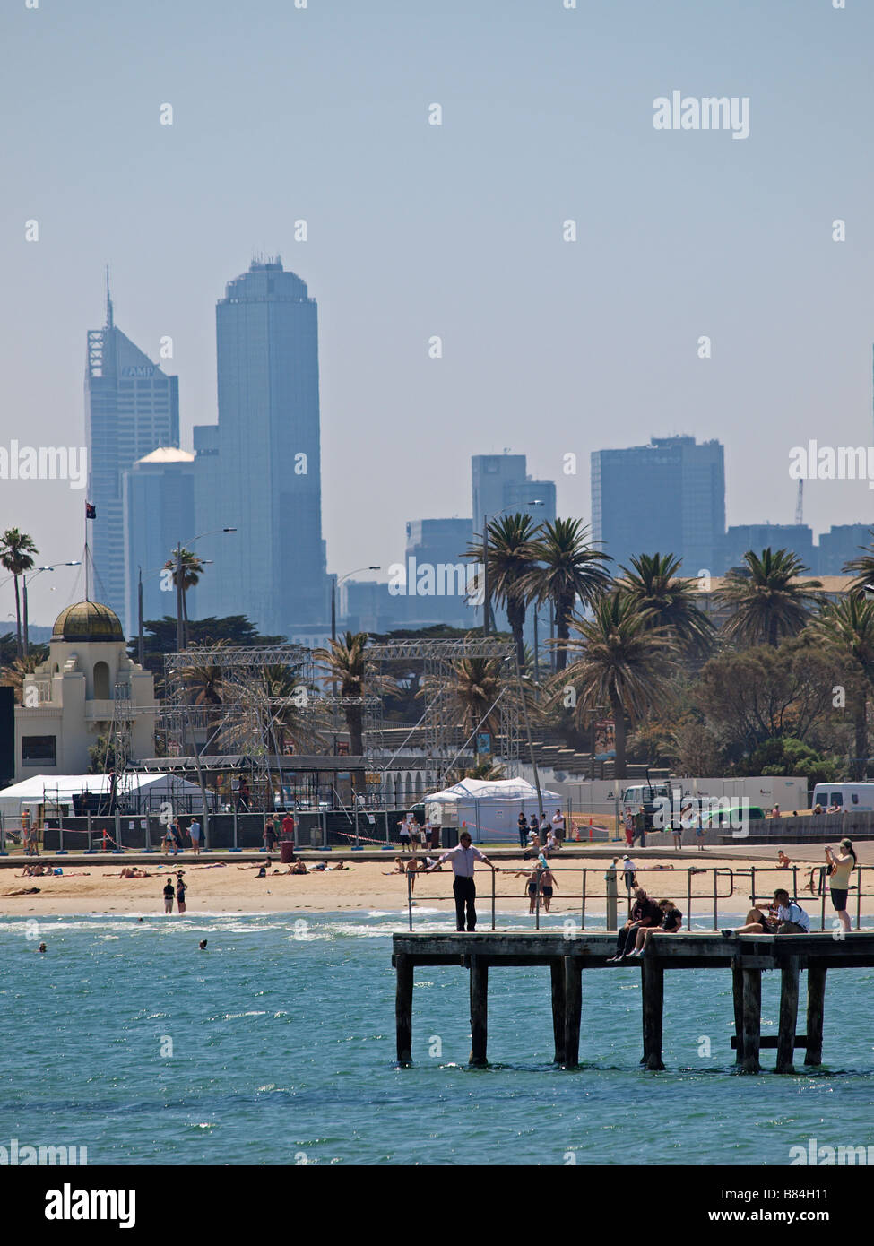 Il Molo e la spiaggia di St Kilda con lo skyline della Città di MELBOURNE IN BACKGROUND VICTORIA AUSTRALIA Foto Stock