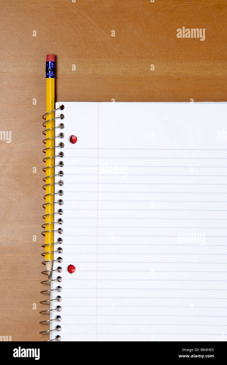 Una nota di libro e matita su una scrivania in un ufficio Foto Stock
