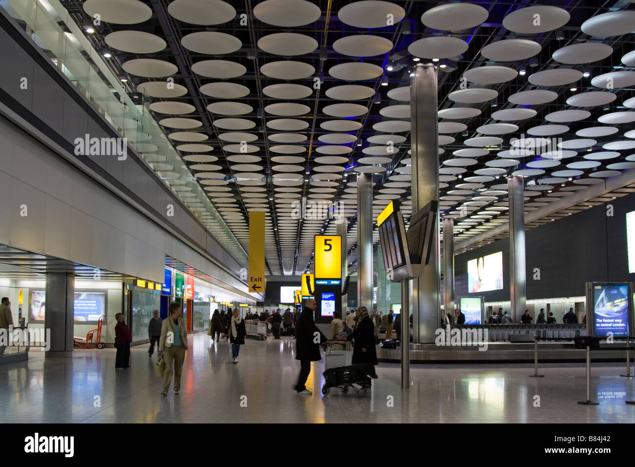 Aeroporto di Heathrow Terminal 5 il Reclamo Bagagli Hall - Londra Foto Stock