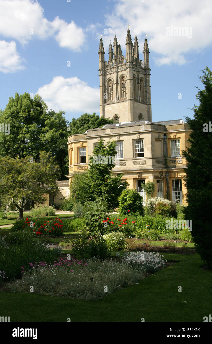 Oxford i Giardini Botanici e il Magdalen College di sfondo, Università di Oxford, Oxford, Oxfordshire, Regno Unito Foto Stock