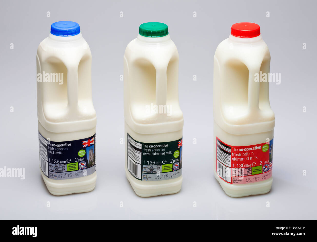 Latte - pieno di grasso semi di latte scremato e di latte scremato in cartoni REGNO UNITO su bianco Foto Stock