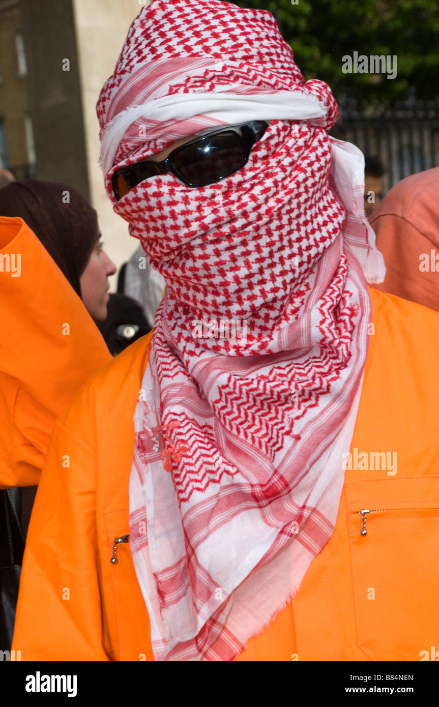 Uomo in testa araba sciarpa, occhiali scuri e tuta arancione a Downing St  protestare per il rilascio di Binyam Mohamed, detenuti nella baia di  Guantánamo Foto stock - Alamy