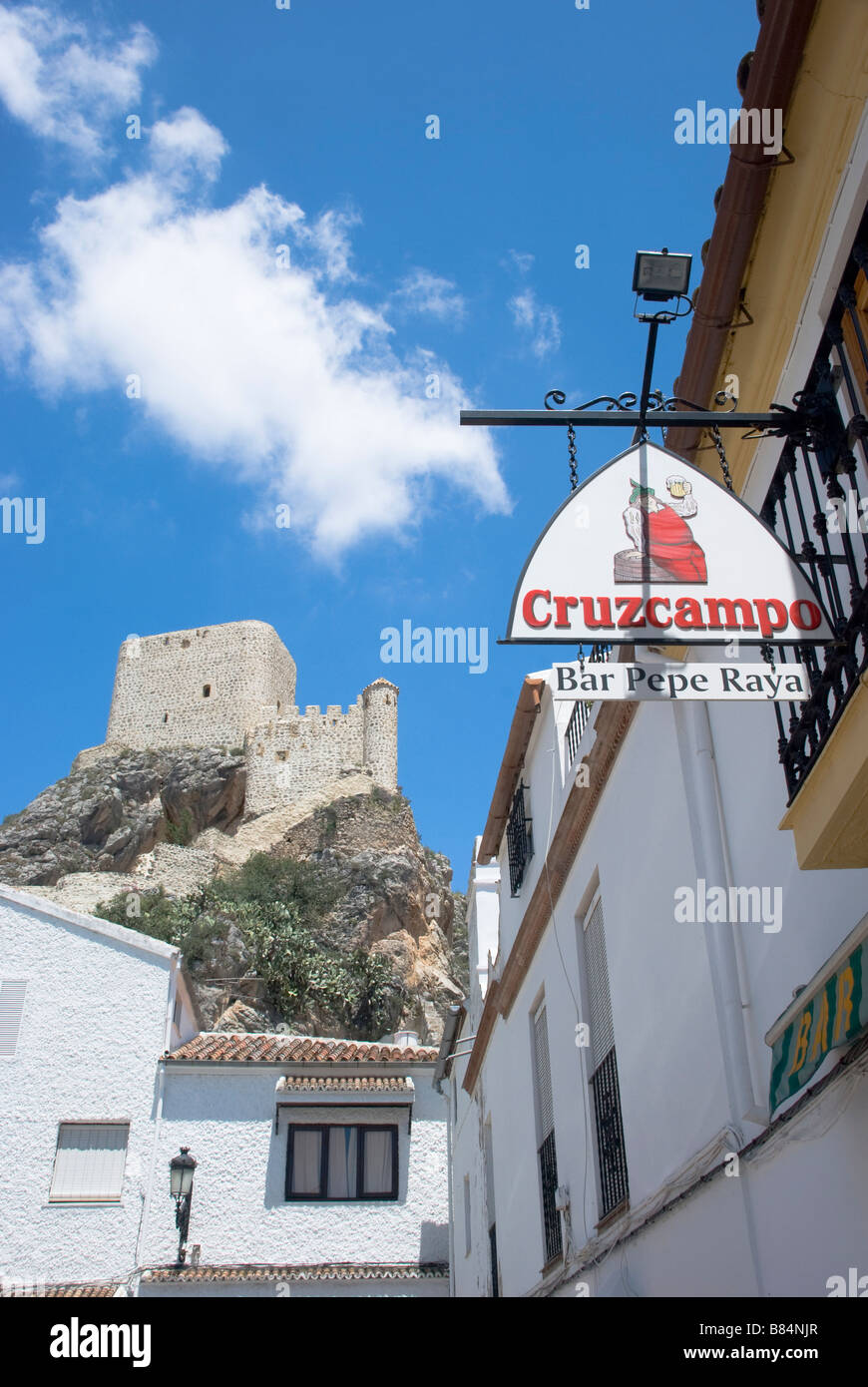 Bar in Olvera con castello in background Foto Stock