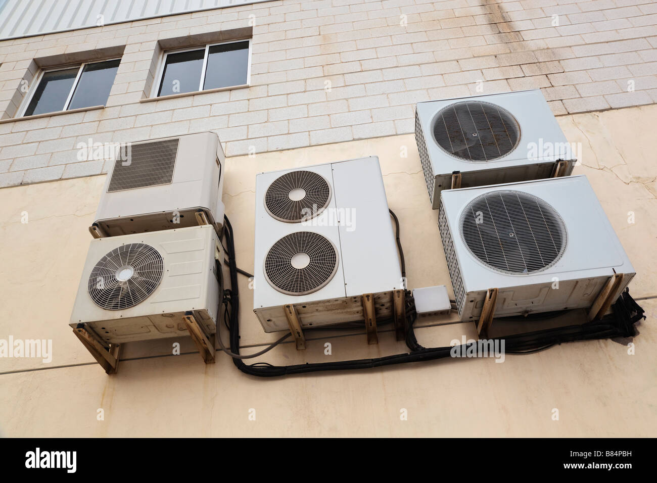 Gruppo di climatizzazione macchine sulla parete al di fuori di locali commerciali Foto Stock