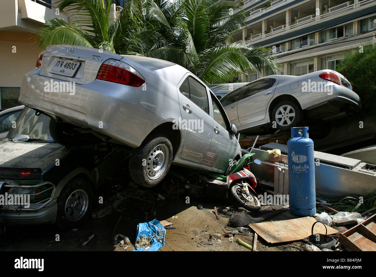 Veicoli impilati in un parcheggio dopo il 26 dicembre 2004 il terremoto e tsunami a Patong Beach, sull'Isola di Phuket, Tailandia. Foto Stock