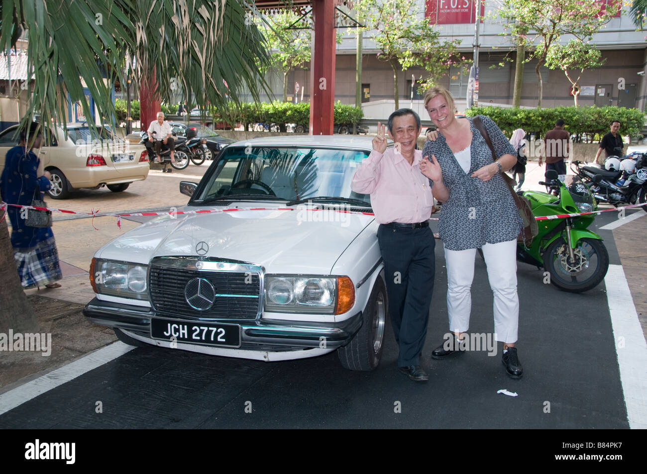 Taxi privato con tourist Johor Bahru Malesia malesi Malay vecchio centro città vecchia Mercedes Foto Stock