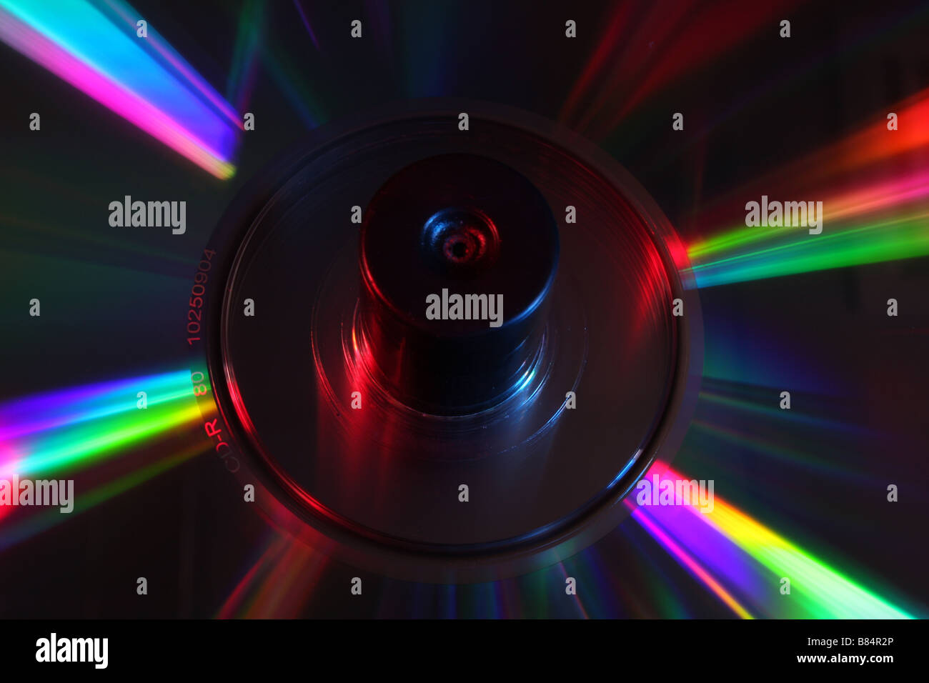 Pila di CD su un mandrino illuminata con Red e Blue studio lighting Foto Stock