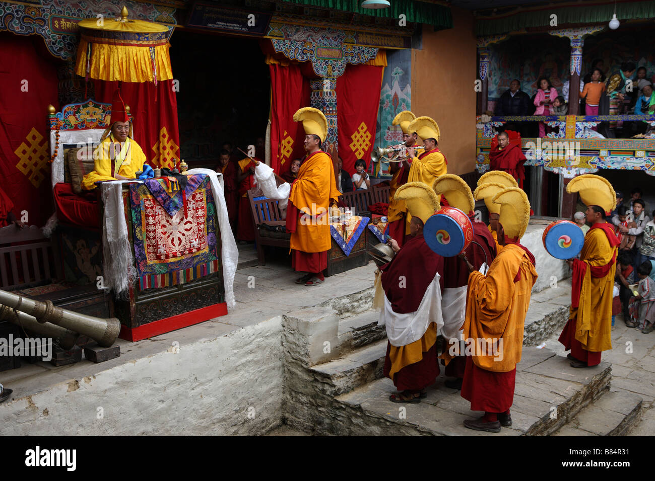 Ha cantato cantato Rimpoche avvia Mani Rimdu festival al monastero di Chiwang. Foto Stock