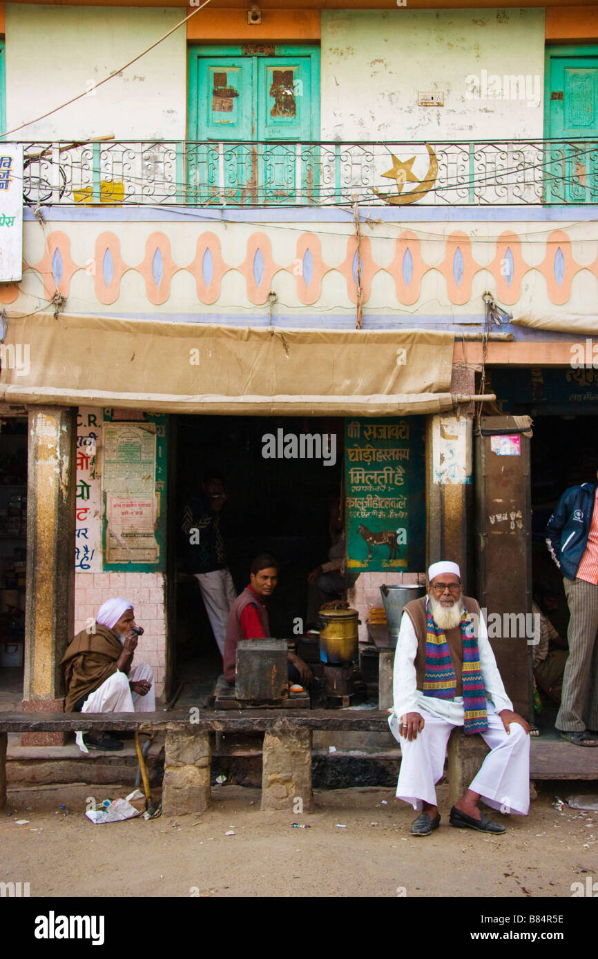 Local uomo seduto Bikaner Rajasthan in India Foto Stock