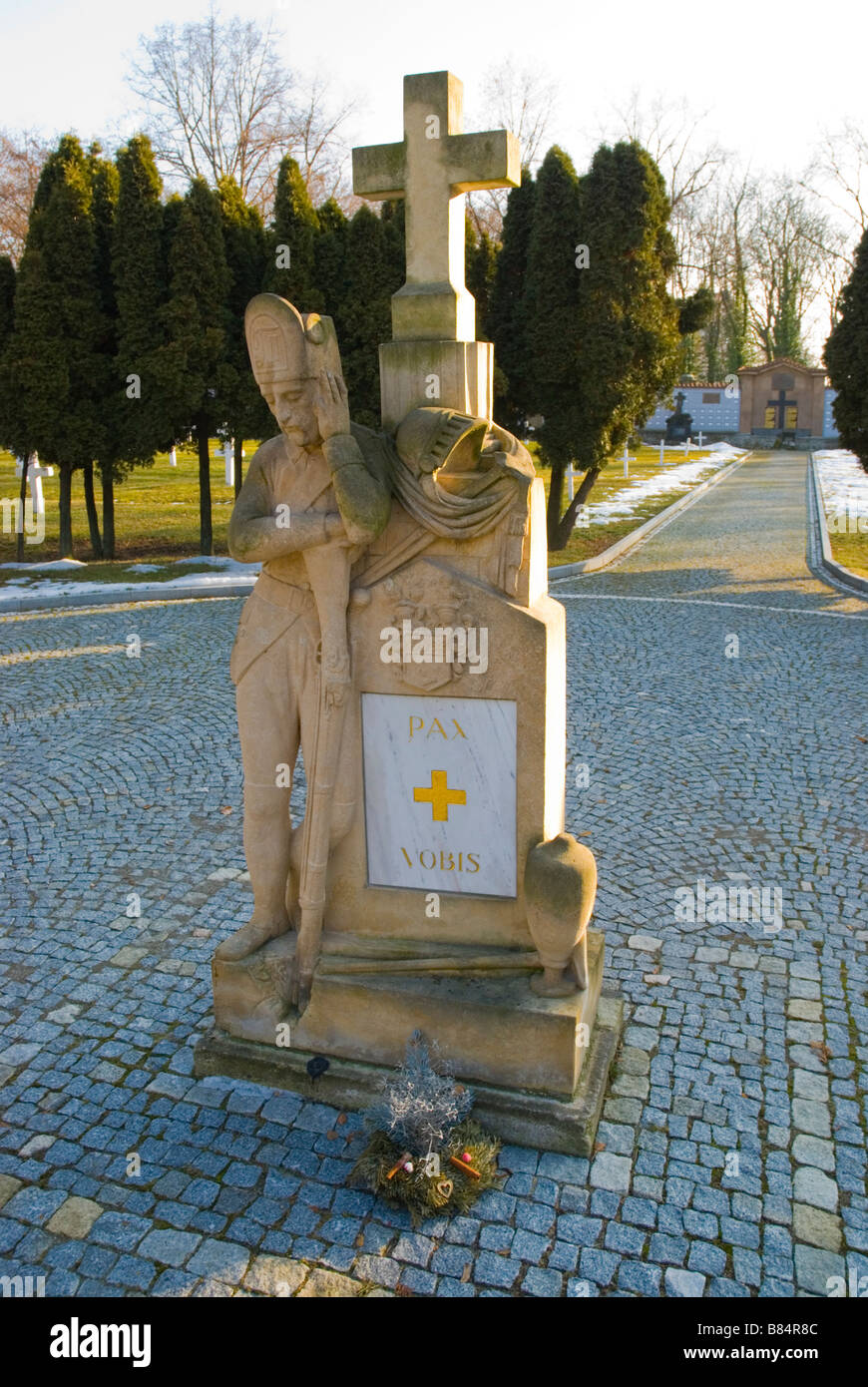 Statua di Vojensky hrbitov cimitero nel quartiere di Zizkov a Praga Repubblica Ceca Europa Foto Stock