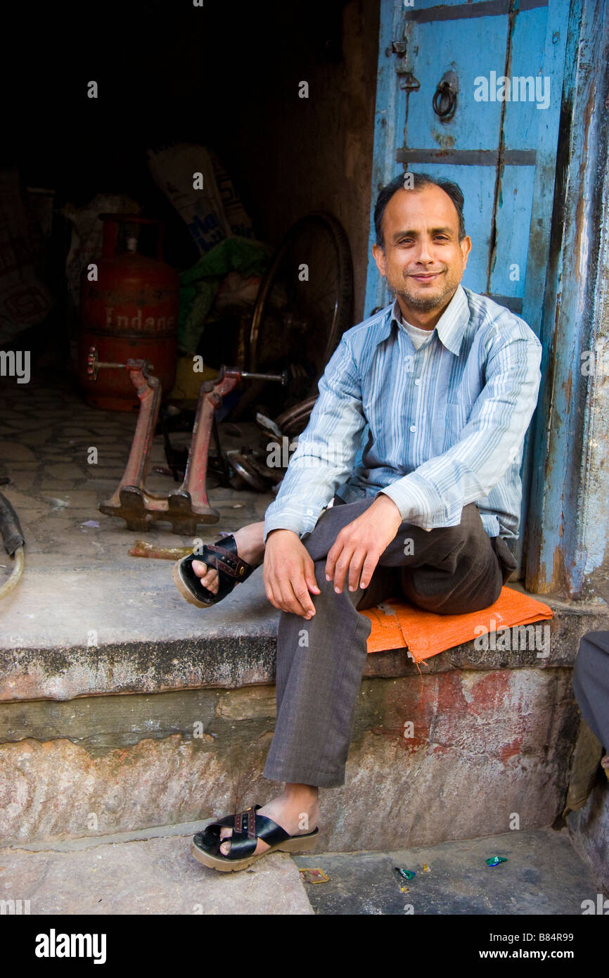 Uomo locale sorrisi seduta Bikaner Rajasthan in India Foto Stock