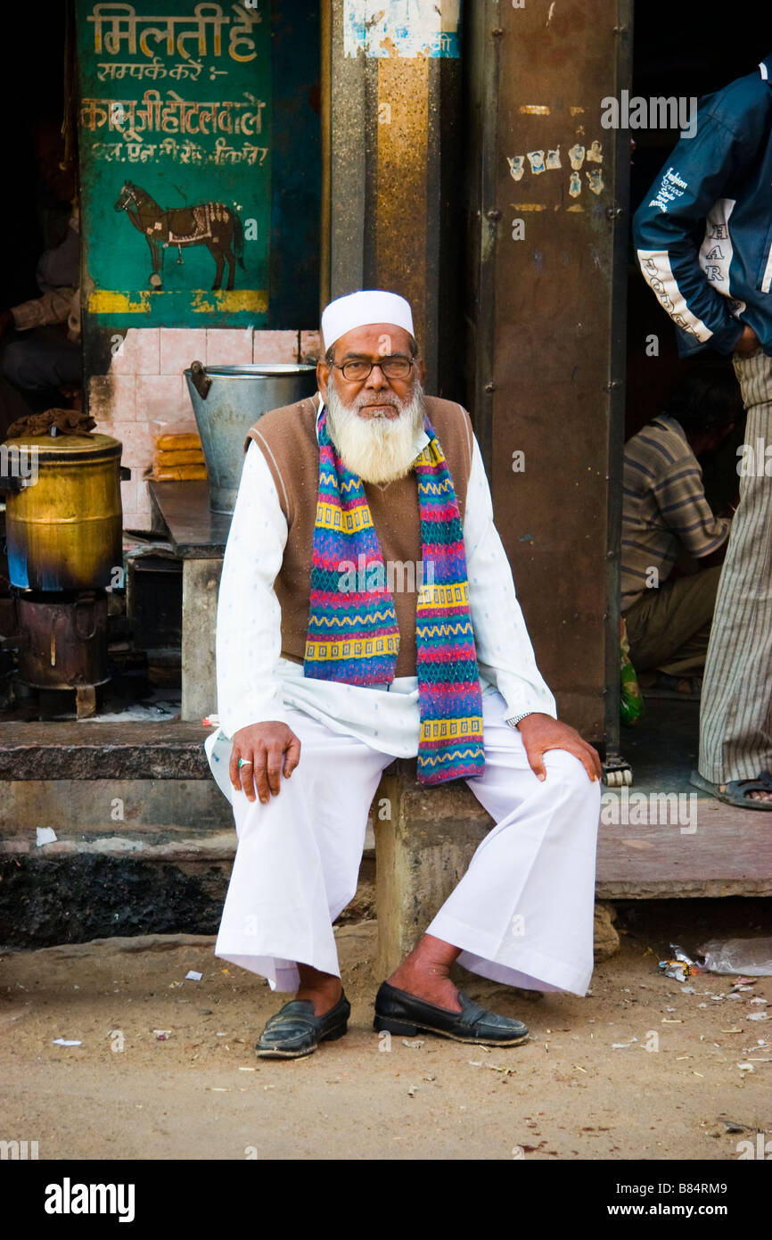 Local uomo seduto Bikaner Rajasthan in India Foto Stock