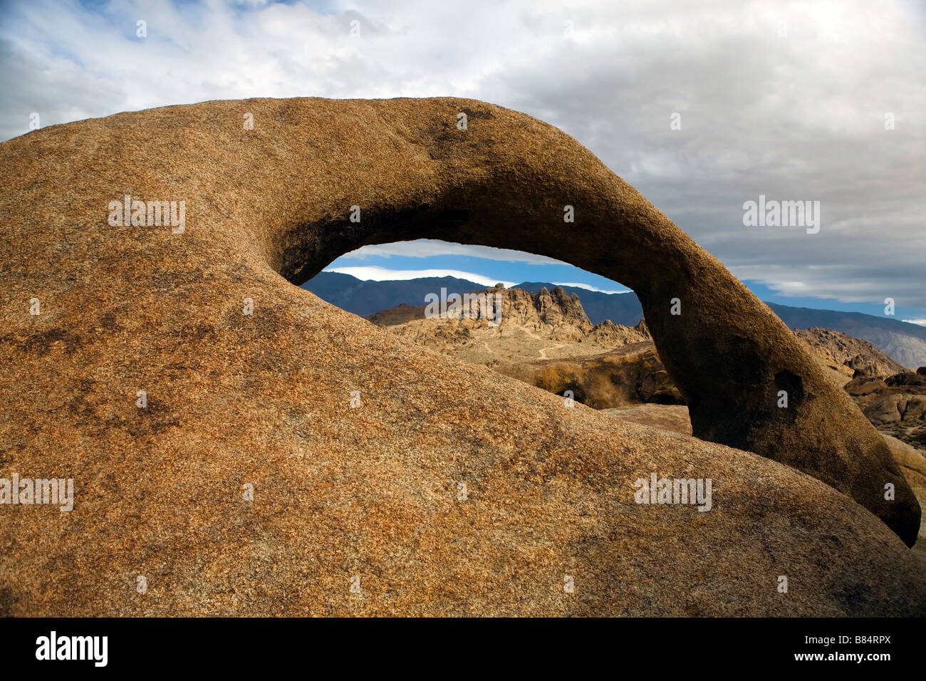 Arch guardando attraverso le formazioni rocciose Alabama Hills Recreation Terre Lone Pine California Foto Stock