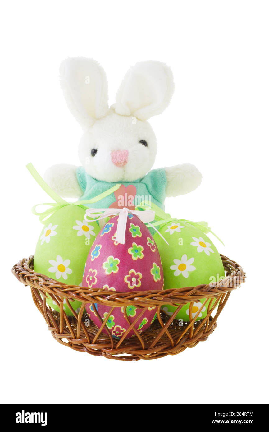 Coniglietto di Pasqua e uova decorative in cesto su sfondo bianco Foto Stock