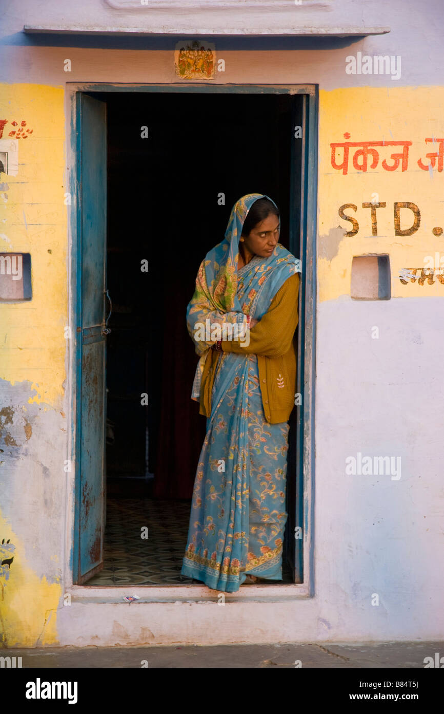 Local donna indiana sta nella porta Bikaner Rajasthan in India Foto Stock