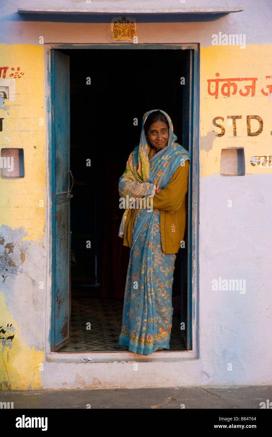 Local donna indiana sta nella porta Bikaner Rajasthan in India Foto Stock