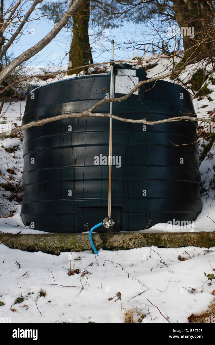 Riscaldamento centrale serbatoio di accumulo di olio in Snow Foto Stock
