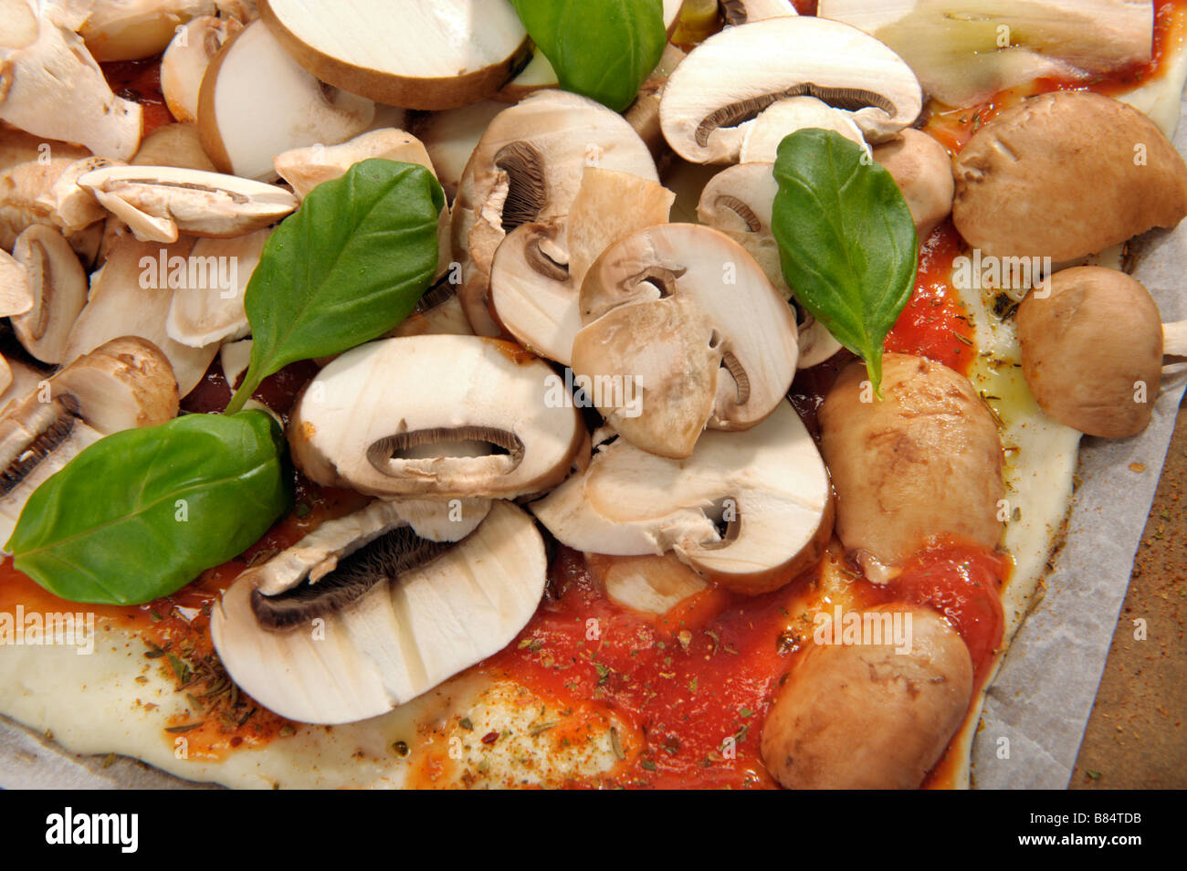 Pizza funghi funghi al pomodoro e basilico champignon basilikum cucinare impasto base salsa formaggio mozzarella erbe cucina fresca di cottura degli alimenti Foto Stock
