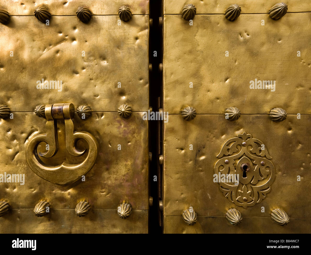 Cordoba, Spagna; sportello respingente e foro di serratura sulla porta di rame di La Mezquita, la grande moschea Foto Stock